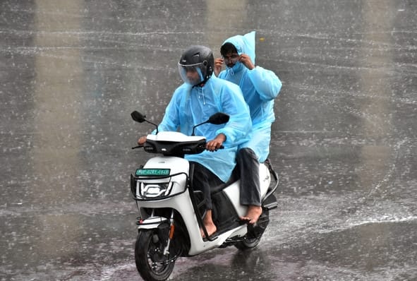 बुधवार को हुई बारिश के दौरान हजरतगंज का नजारा। बुधवार को हुई बारिश के दौरान हजरतगंज का नजारा।