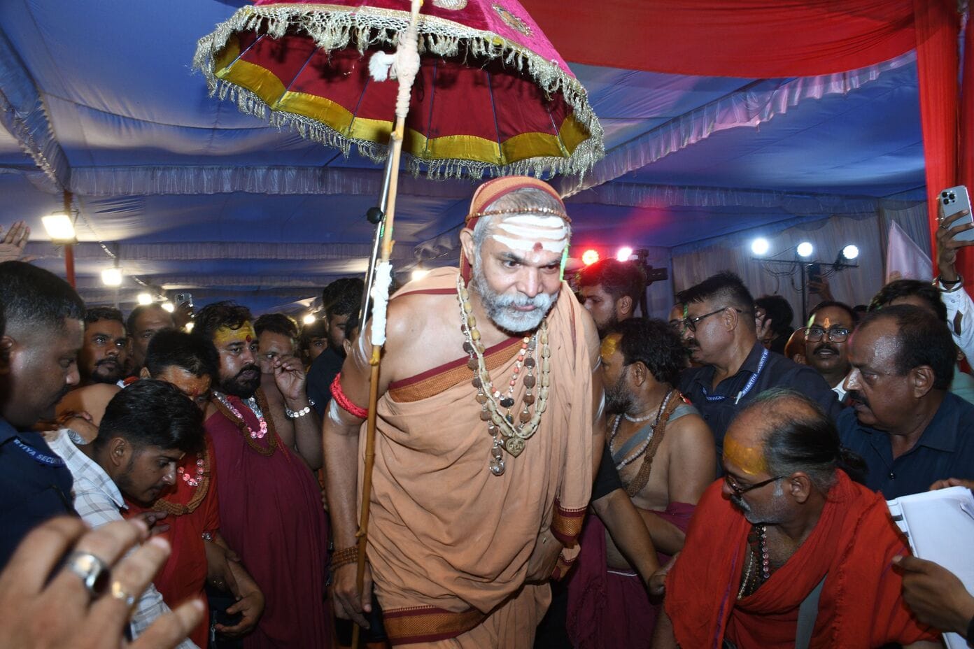 फैजुल्लागंज के लॉन में आयोजित कार्यक्रम में शंकराचार्य स्वामी अविमुक्तेश्वरानंद। फैजुल्लागंज के लॉन में आयोजित कार्यक्रम में शंकराचार्य स्वामी अविमुक्तेश्वरानंद।