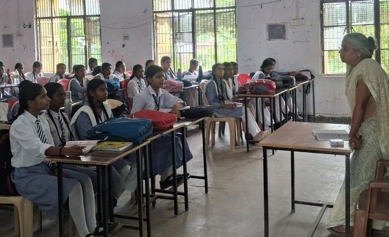 फोटो-10- जीजीआईसी हड़हा में छात्राओं को सामाजिक विषय पढ़ातीं गृह विज्ञान की प्रवक्ता प्रीती। सं फोटो-10- जीजीआईसी हड़हा में छात्राओं को सामाजिक विषय पढ़ातीं गृह विज्ञान की प्रवक्ता प्रीती। सं