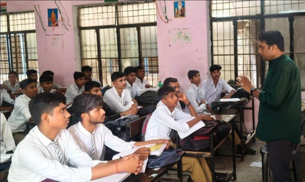 फोटो-10- जीजीआईसी हड़हा में छात्राओं को सामाजिक विषय पढ़ातीं गृह विज्ञान की प्रवक्ता प्रीती। सं फोटो-10- जीजीआईसी हड़हा में छात्राओं को सामाजिक विषय पढ़ातीं गृह विज्ञान की प्रवक्ता प्रीती। सं