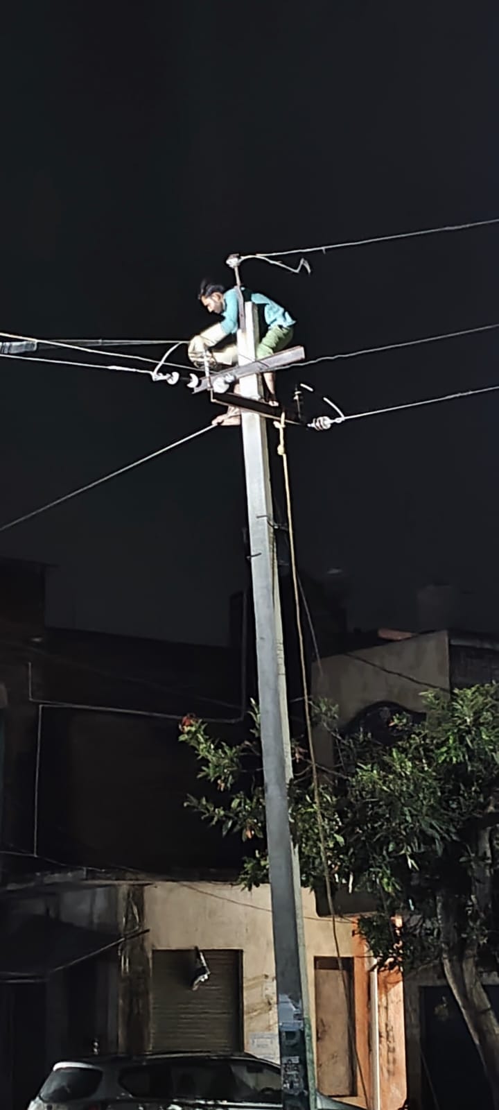 फोटो -14- सहार में विद्युत फाल्ट को दुरुस्त करते लाइनमैन। संवाद फोटो -14- सहार में विद्युत फाल्ट को दुरुस्त करते लाइनमैन। संवाद