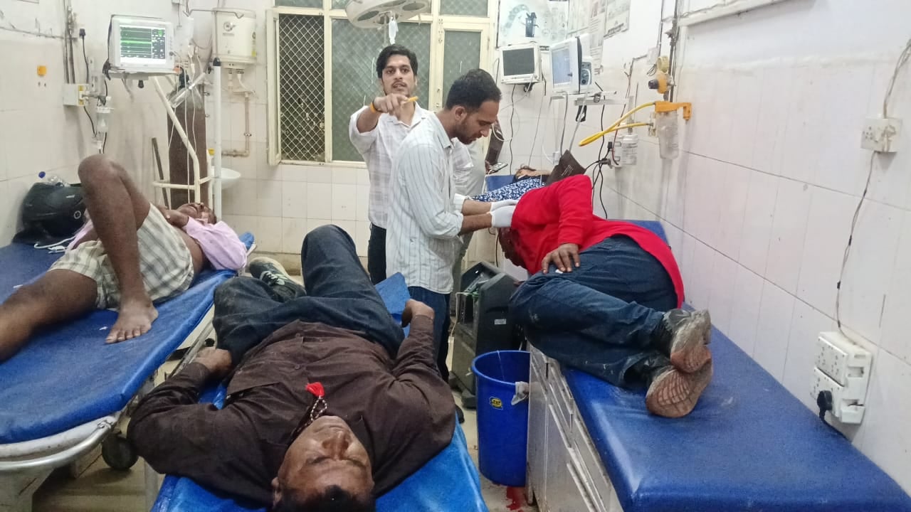 फोटो 15 - ढोलना तालेपुर सराय मोड़ पर पलटी बस के बारे में जानकारी करती पुलिस। स्रोत : संवाद फोटो 15 - ढोलना तालेपुर सराय मोड़ पर पलटी बस के बारे में जानकारी करती पुलिस। स्रोत : संवाद