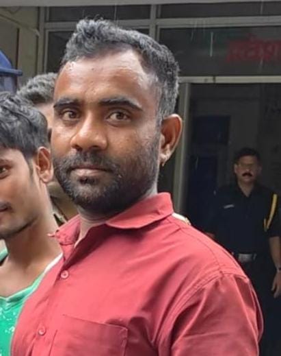 फोटो-15 पुलिस मुठभेड़ में घायल विनेश को ले जाते पुलिसकर्मी। स्रोत: पुलिस विभाग
