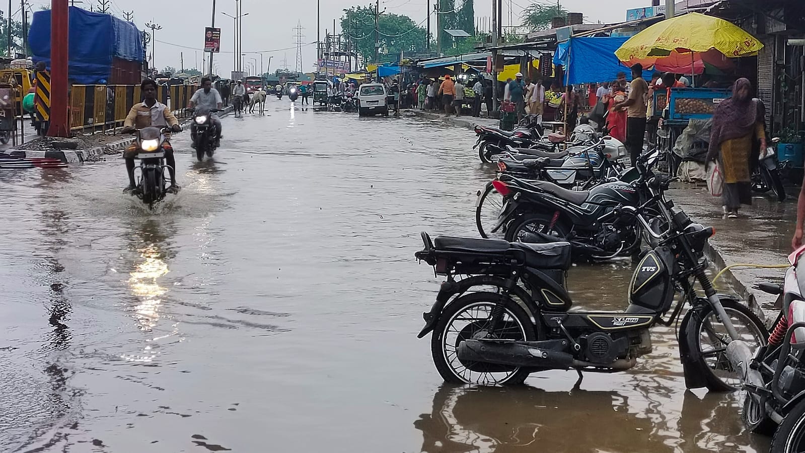 फोटो-17 पांचाल घाट पर नाव में अठखेलियां करते बच्चे। संवाद फोटो-17 पांचाल घाट पर नाव में अठखेलियां करते बच्चे। संवाद