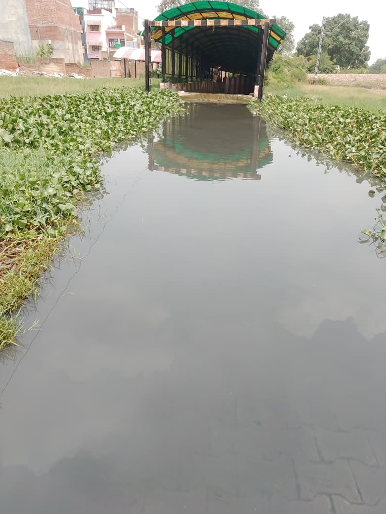 फोटो-17 पांचाल घाट पर नाव में अठखेलियां करते बच्चे। संवाद फोटो-17 पांचाल घाट पर नाव में अठखेलियां करते बच्चे। संवाद