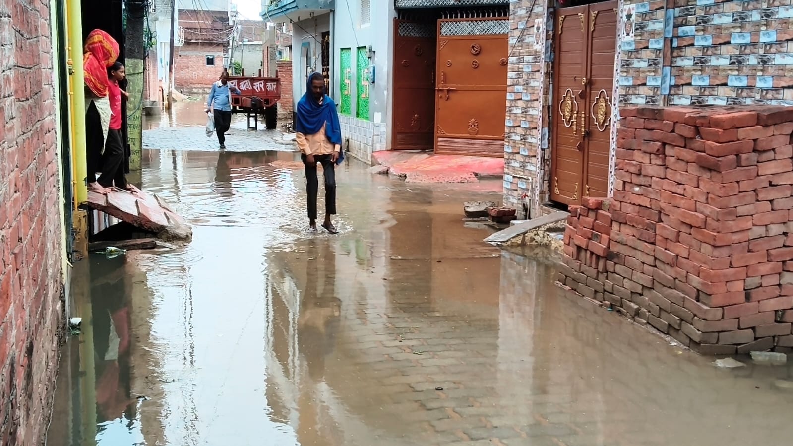 फोटो-18- शहर के दिबियापुर रोड पर जलभराव के बीच से निकलते वाहन। संवाद फोटो-18- शहर के दिबियापुर रोड पर जलभराव के बीच से निकलते वाहन। संवाद