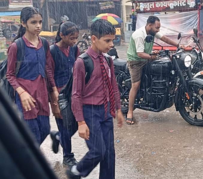 फोटो-18- शहर के दिबियापुर रोड पर जलभराव के बीच से निकलते वाहन। संवाद फोटो-18- शहर के दिबियापुर रोड पर जलभराव के बीच से निकलते वाहन। संवाद