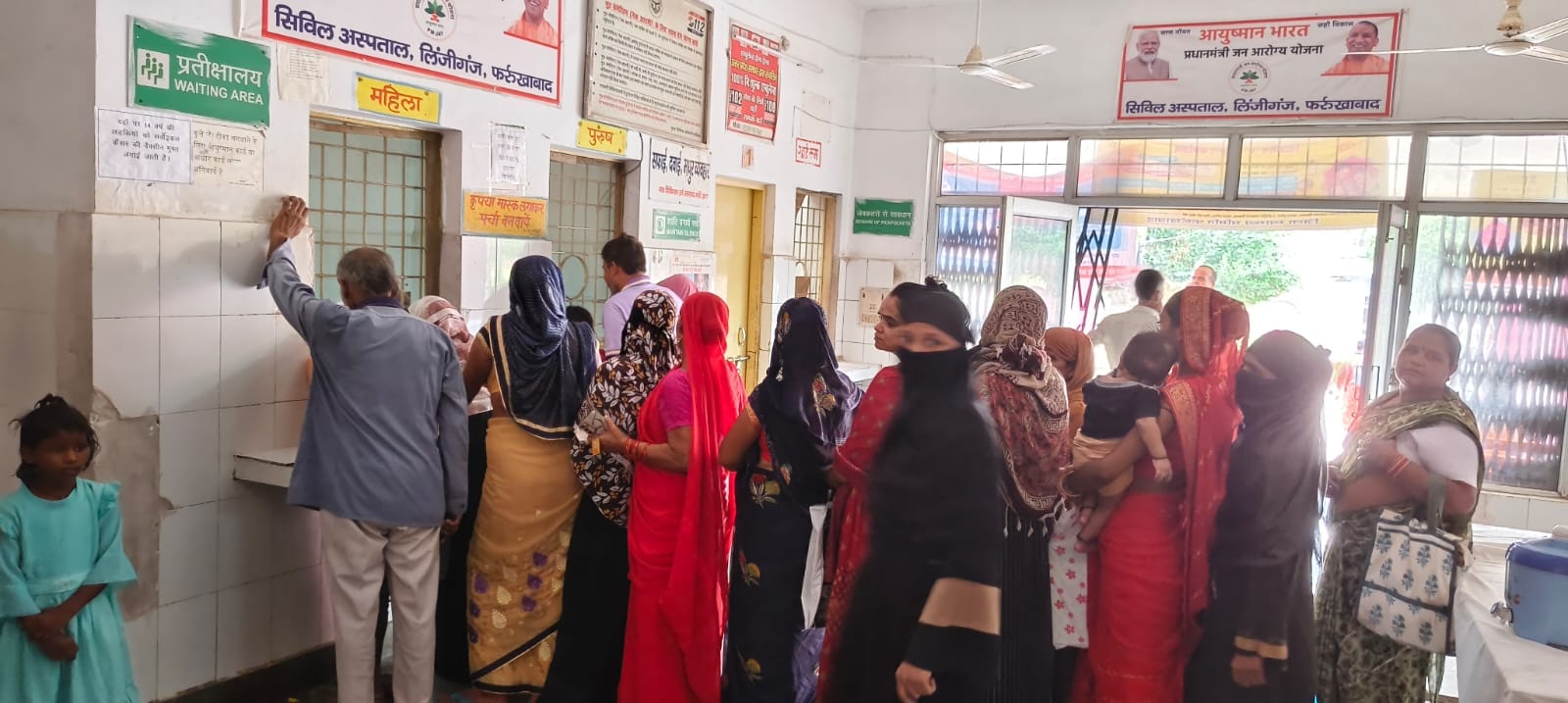 फोटो-24 ओपीडी में मरीज देखते प्रशिक्षु आयुष डॉ.यासिर। संवाद फोटो-24 ओपीडी में मरीज देखते प्रशिक्षु आयुष डॉ.यासिर। संवाद