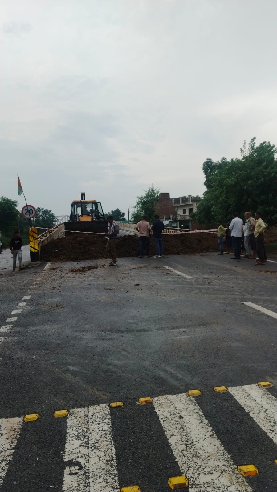 फोटो-38 हजियांपुर चौराहे पर लगा पुलिस का बैरियर। संवाद