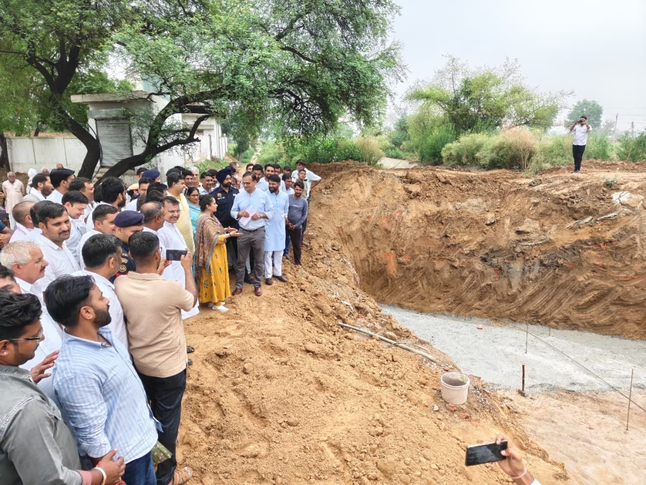 फोटो संख्या:63- कनीना में लोगों को संबोधित करती स्वास्थ्य मंत्री  आरती राव--संवाद