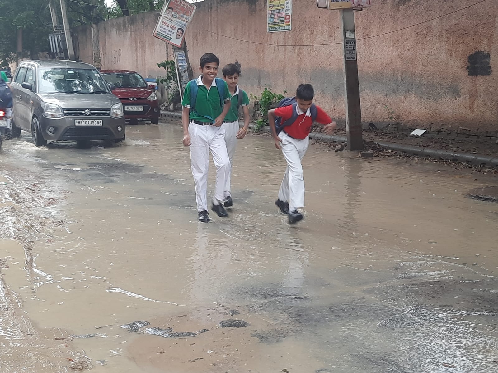 फोटो : सोनीपत के गन्नौर की माइचंद काॅलोनी में बारिश के दौरान धंसी सड़क। स्राेत: पाठक फोटो : सोनीपत के गन्नौर की माइचंद काॅलोनी में बारिश के दौरान धंसी सड़क। स्राेत: पाठक