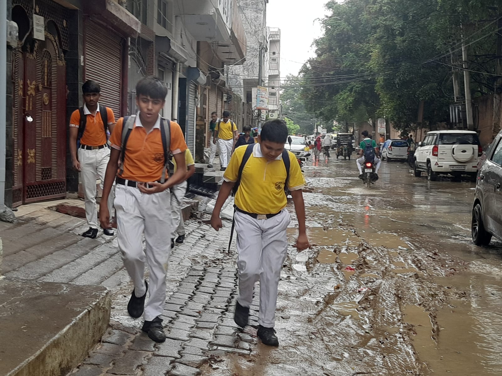 फोटो : सोनीपत के पंचायत भवन के पास खस्ताहाल न्यू काेर्ट रोड से गुजरता साइकिल सवार छात्र। संवाद