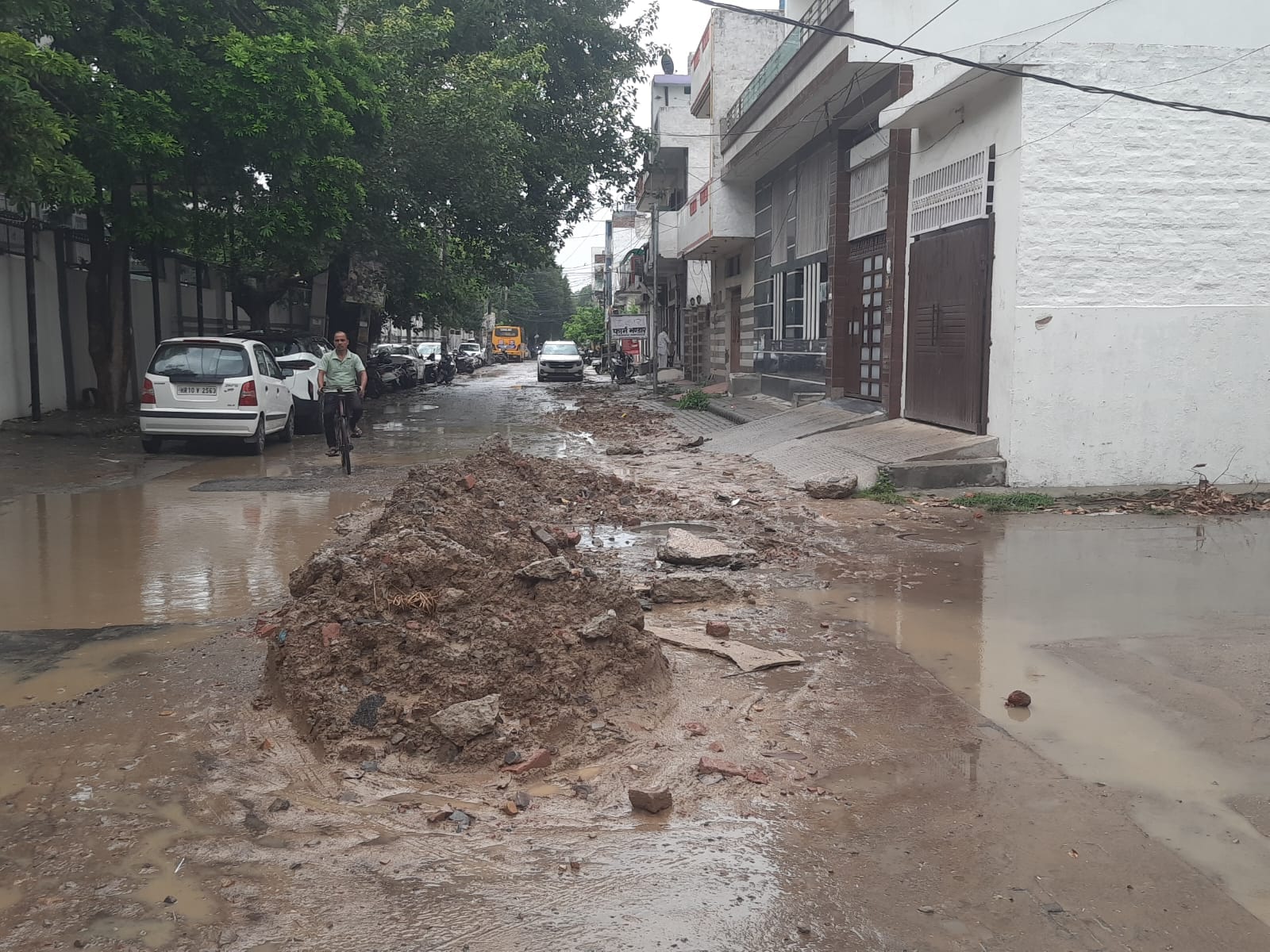 फोटो : सोनीपत के पंचायत भवन के पास खस्ताहाल न्यू काेर्ट रोड से गुजरता साइकिल सवार छात्र। संवाद