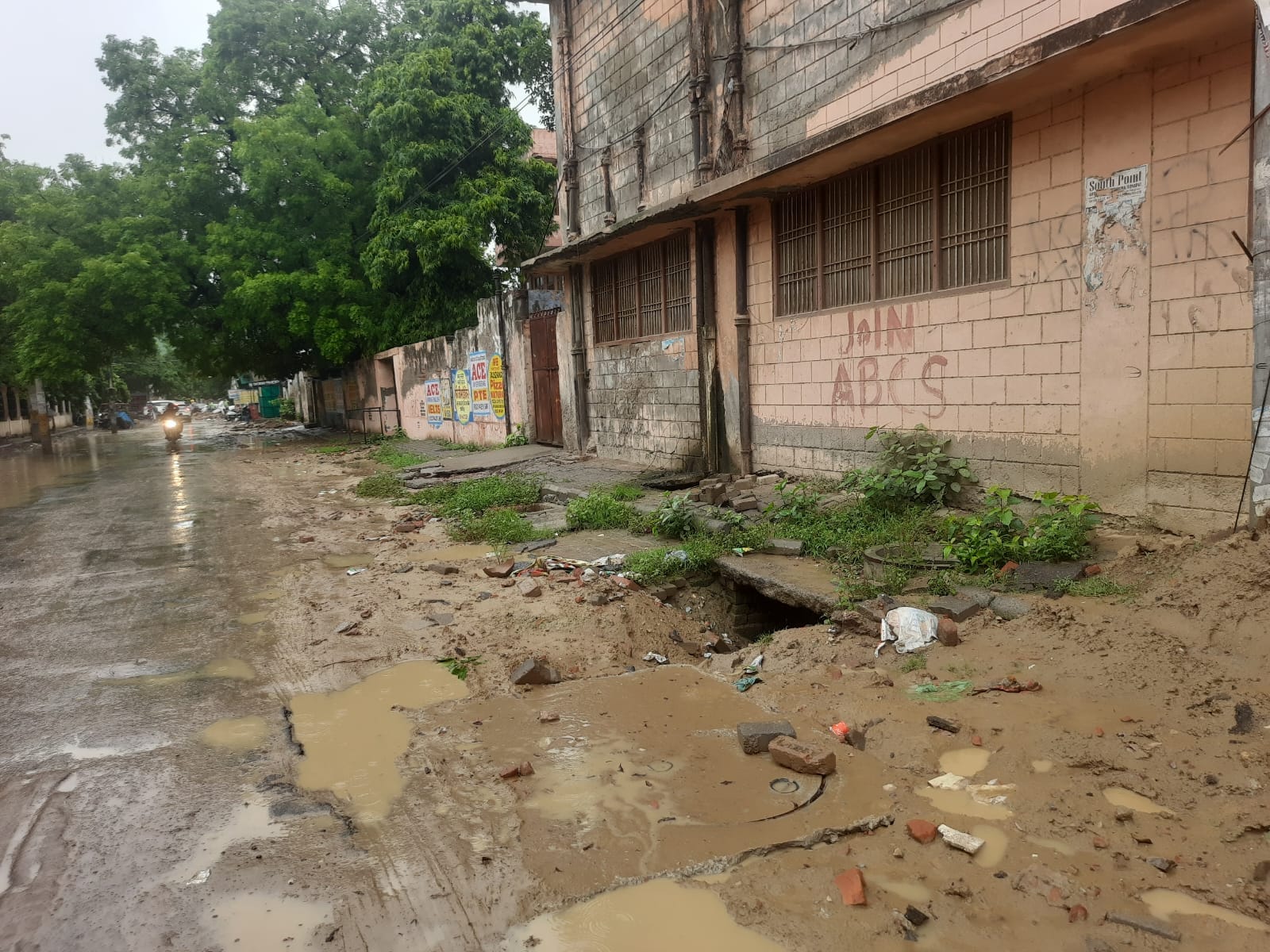 फोटो : सोनीपत के पंचायत भवन के पास खस्ताहाल न्यू काेर्ट रोड से गुजरता साइकिल सवार छात्र। संवाद