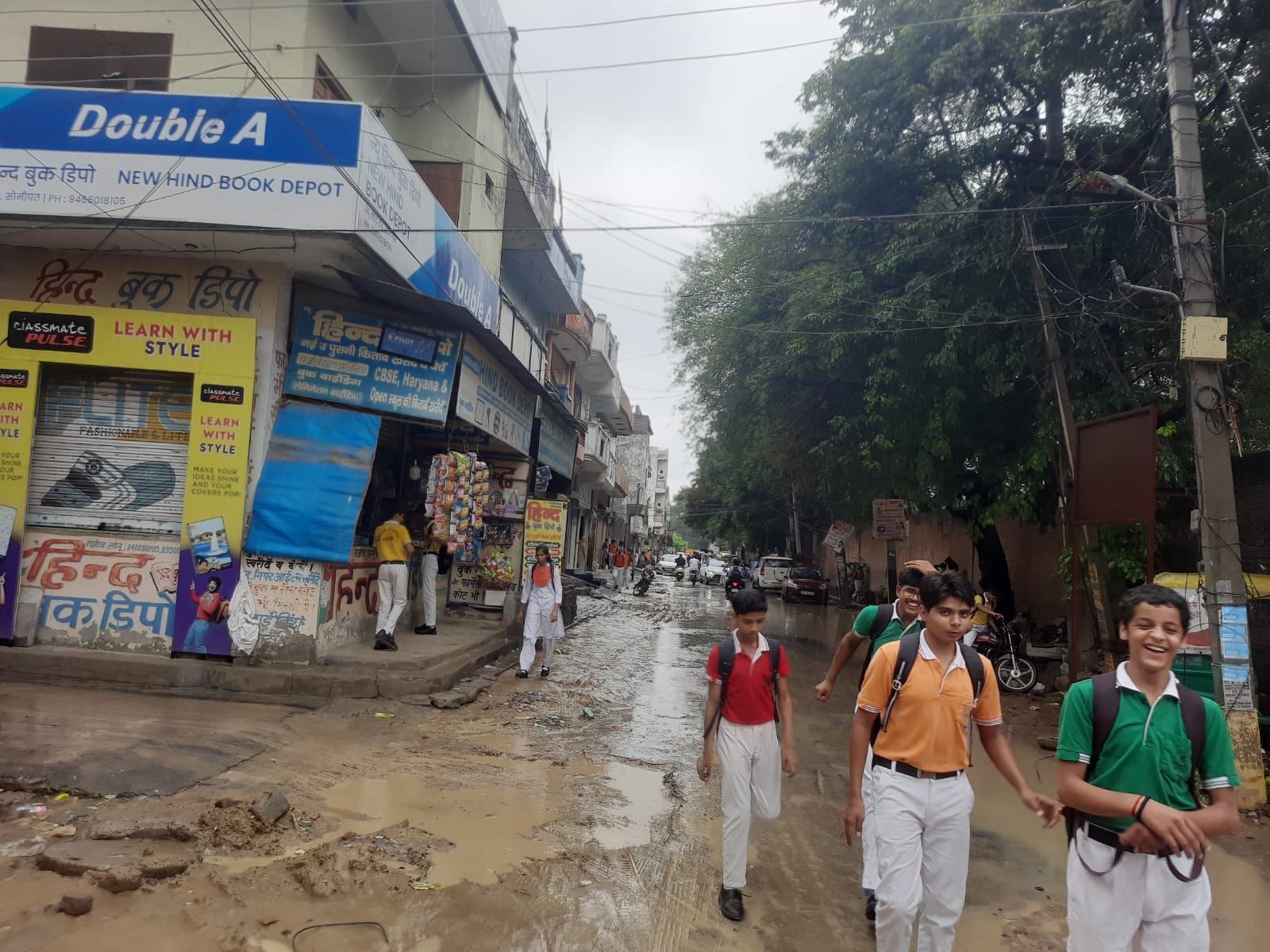 फोटो : सोनीपत के पंचायत भवन के पास खस्ताहाल न्यू काेर्ट रोड से गुजरता साइकिल सवार छात्र। संवाद