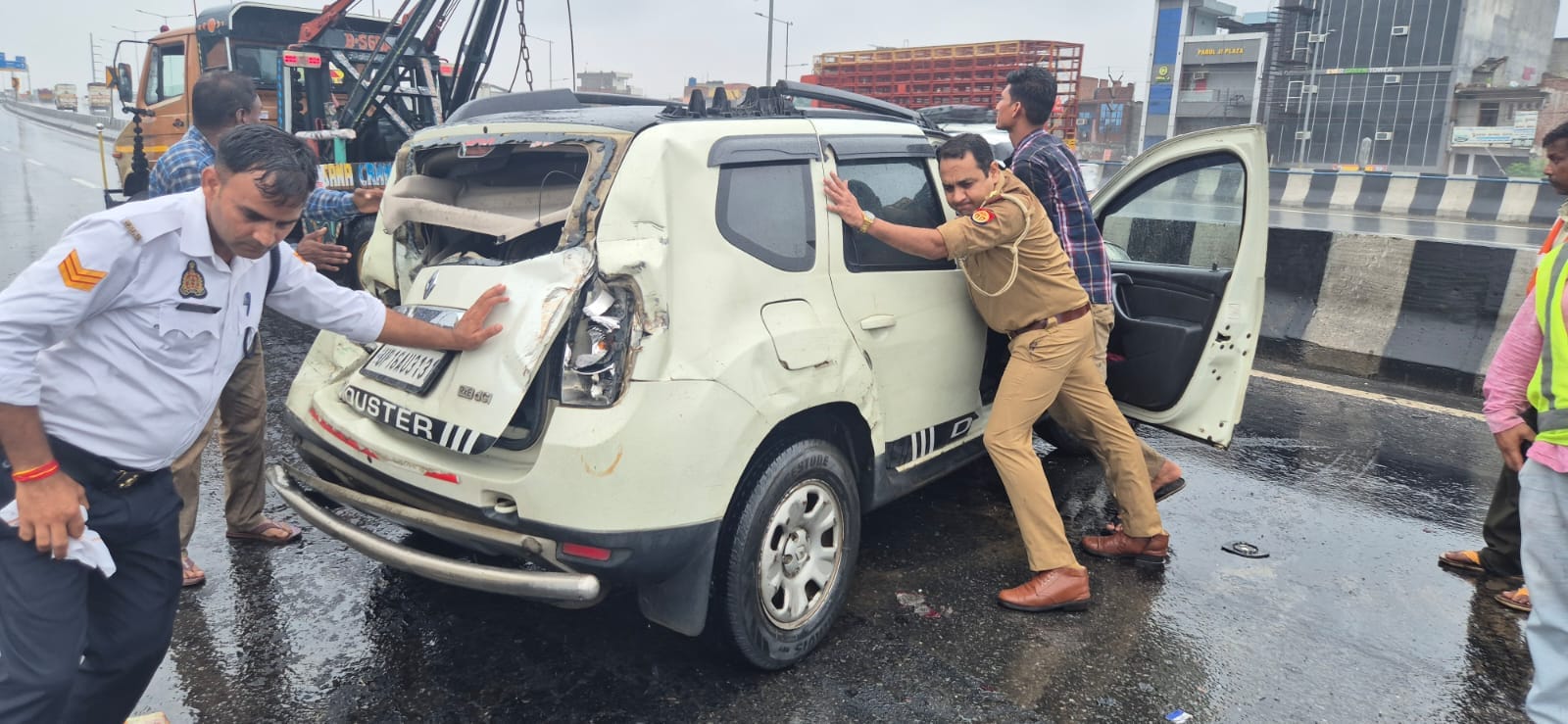 हाईवे पर पलटी कार को हटाते पुलिसकर्मी। संवाद हाईवे पर पलटी कार को हटाते पुलिसकर्मी। संवाद