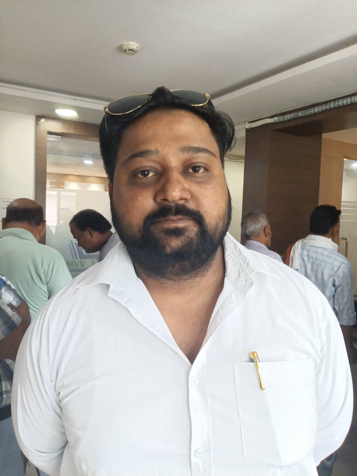 हुसैनगंज बिजली कार्यालय में बिल सही कराने पहुंचे उपभोक्ता। हुसैनगंज बिजली कार्यालय में बिल सही कराने पहुंचे उपभोक्ता।