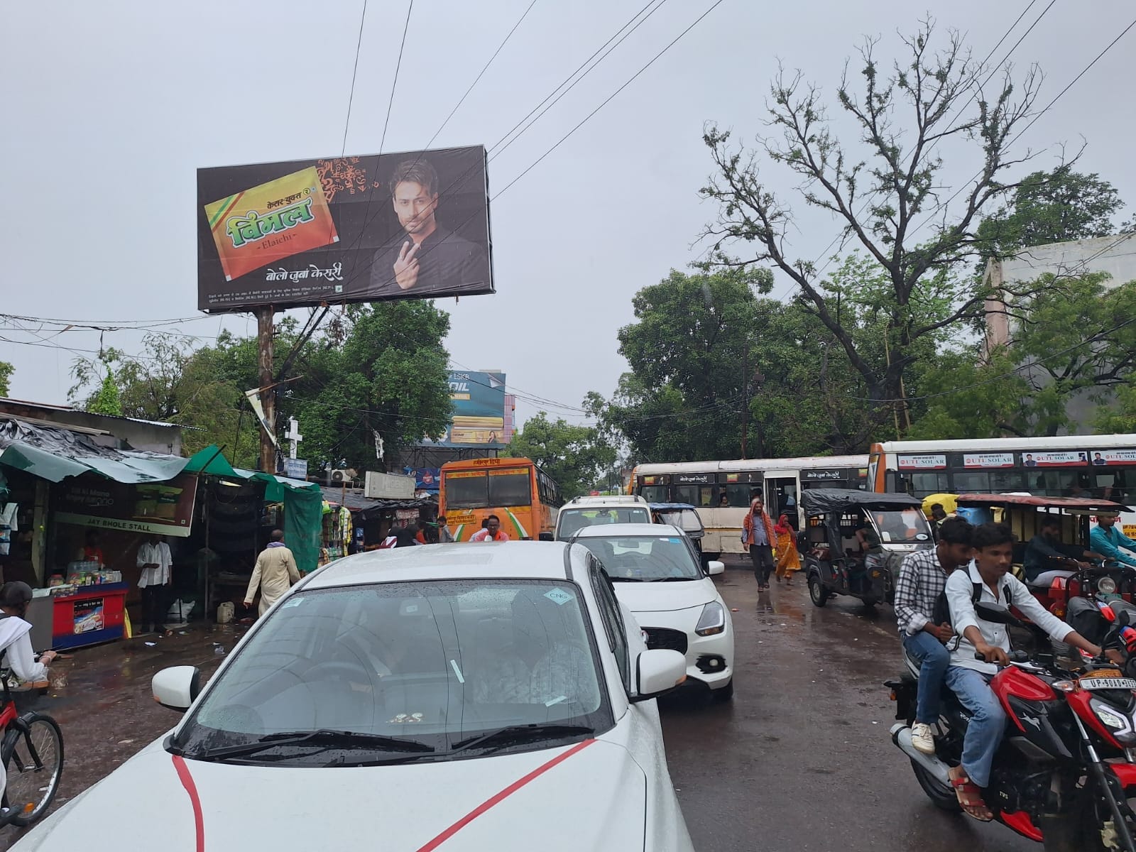 जिला अस्पताल में फिजिशियन कक्ष के बाहर लगी मरीजों की लाइन। संवाद जिला अस्पताल में फिजिशियन कक्ष के बाहर लगी मरीजों की लाइन। संवाद
