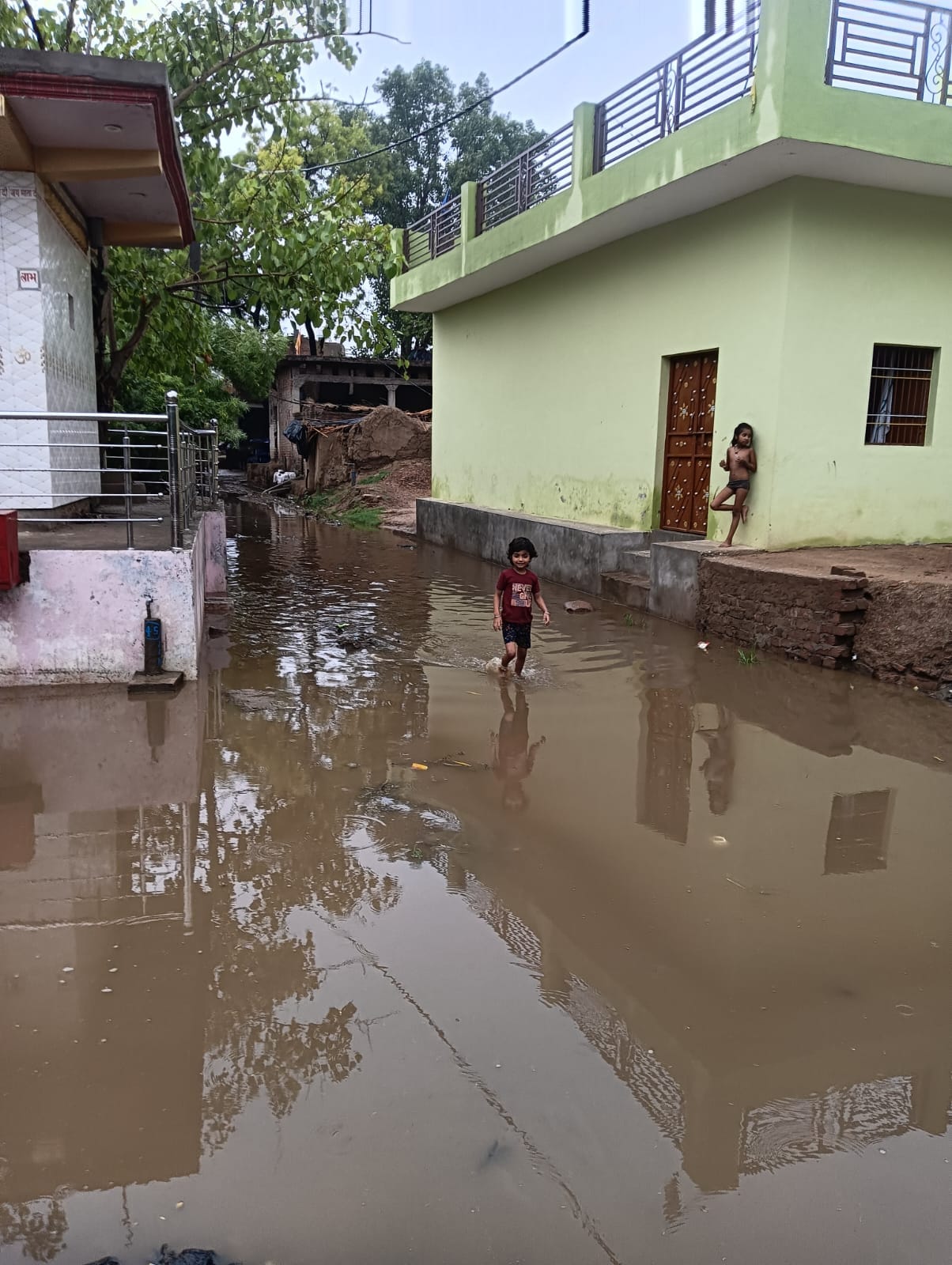जिला अस्पताल में फिजिशियन कक्ष के बाहर लगी मरीजों की लाइन। संवाद जिला अस्पताल में फिजिशियन कक्ष के बाहर लगी मरीजों की लाइन। संवाद