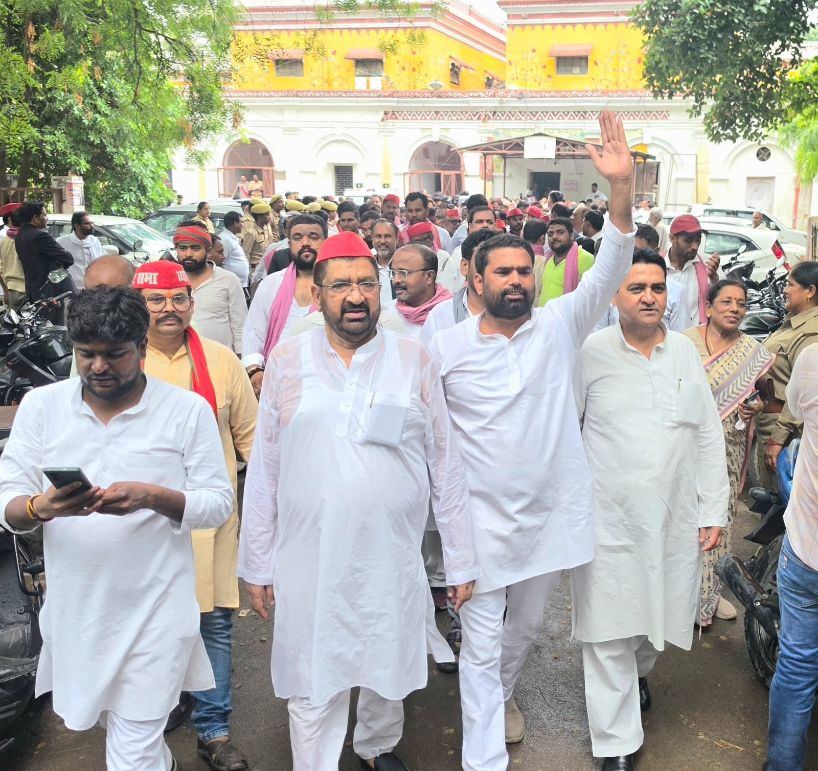जिलाधिकारी कार्यालय पर विभिन्न मांगों को लेकर प्रदर्शन करते सपा कार्यकर्ता। अमर उजाला