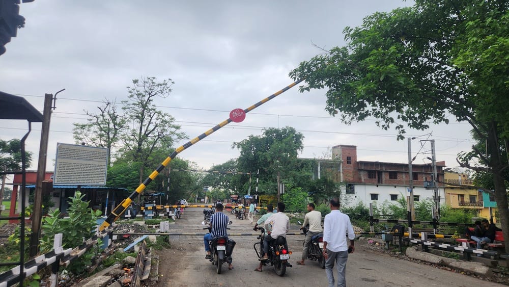 जमानिया स्टेशन बाईपास रेलवे क्रासिंग का टेढ़ा हुआ बूम। संवाद