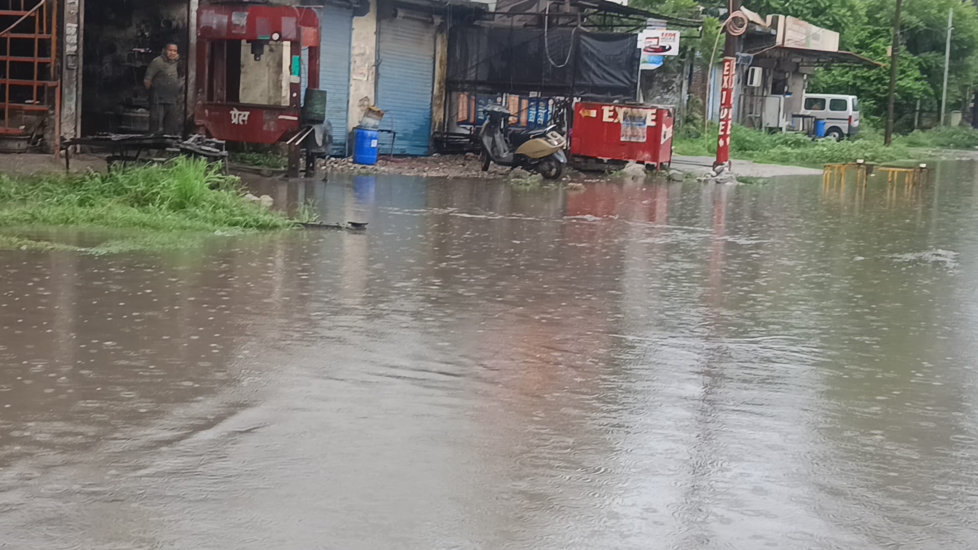कालाअंब के मीरपुरकोटला में बरसात नाला बंद होने से उद्योग परिसर में भरा पानी। संवाद