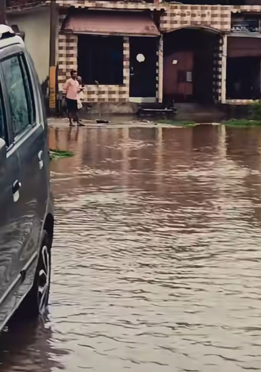 किनानगर में नालिया मैं गंदगी जमा होने पर सड़क पर भारत बारिश का पानी
