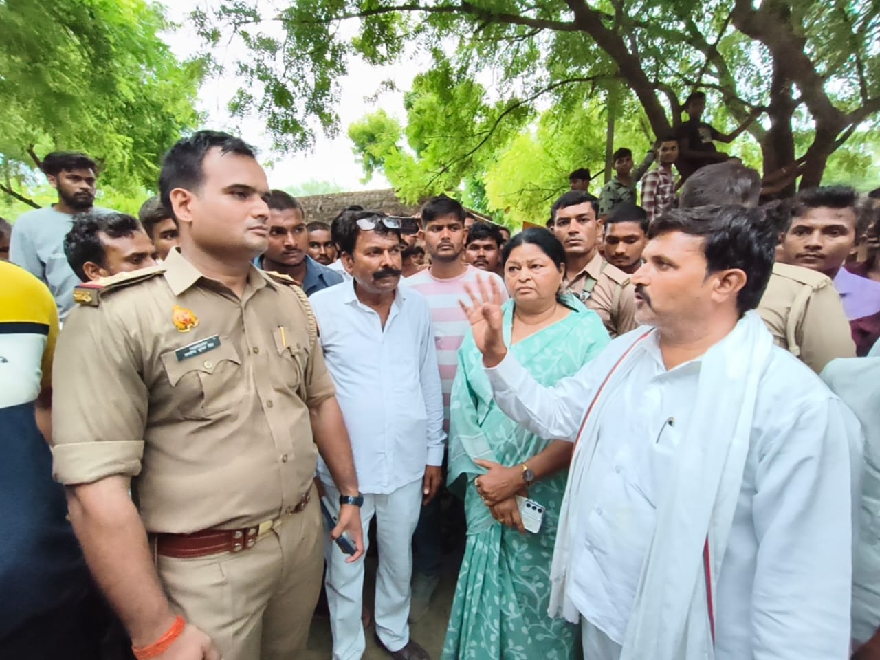 करनाईपुर में मक्के के खेत के बगल खींचा है बिजली का तार जिसमें दौड़ रहा है करंट करनाईपुर में मक्के के खेत के बगल खींचा है बिजली का तार जिसमें दौड़ रहा है करंट