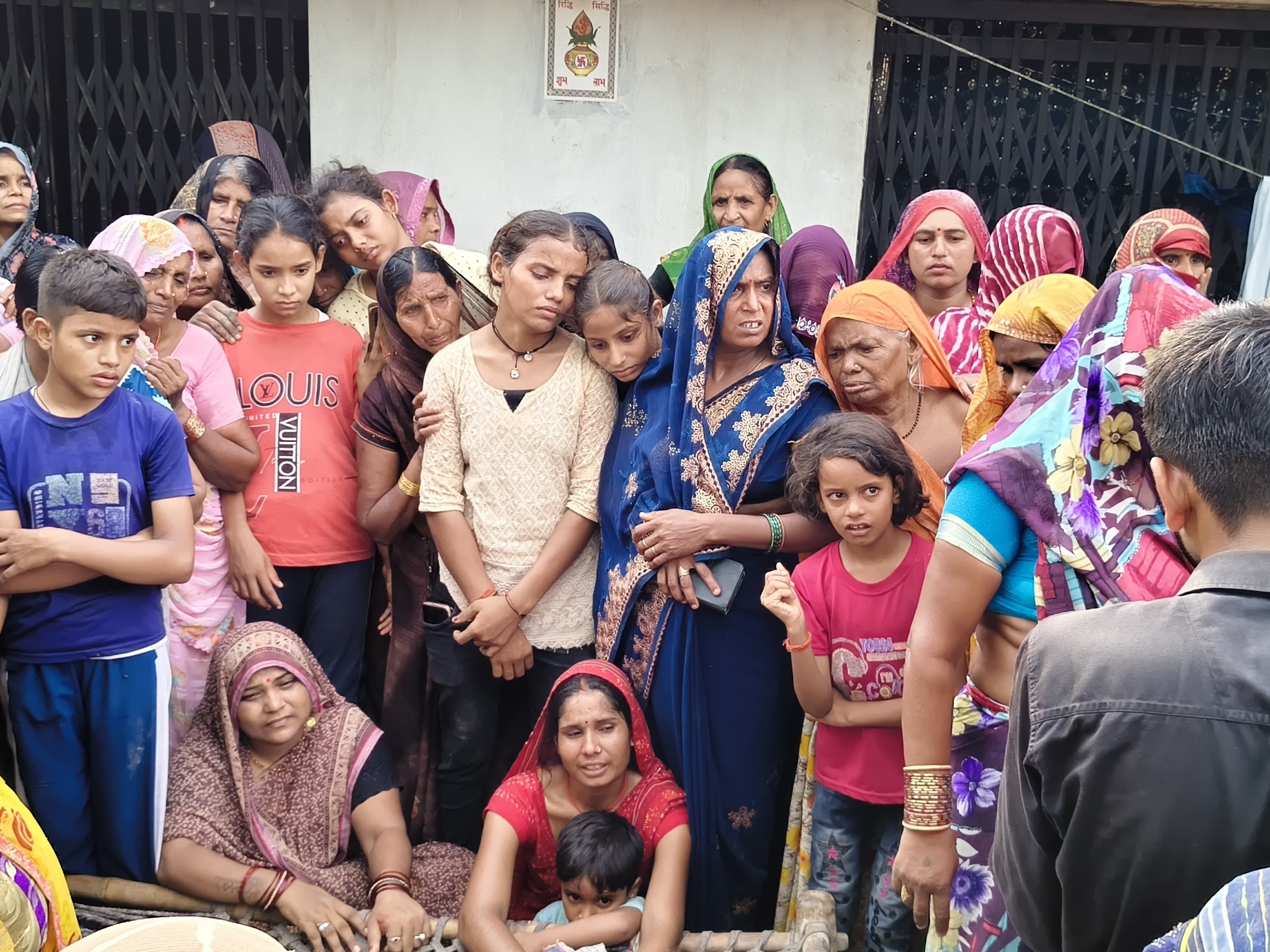 करनाईपुर में मक्के के खेत के बगल खींचा है बिजली का तार जिसमें दौड़ रहा है करंट करनाईपुर में मक्के के खेत के बगल खींचा है बिजली का तार जिसमें दौड़ रहा है करंट