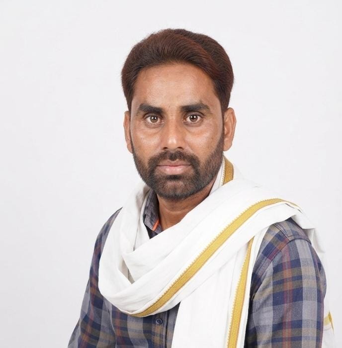 करनाईपुर में मक्के के खेत के बगल खींचा है बिजली का तार जिसमें दौड़ रहा है करंट करनाईपुर में मक्के के खेत के बगल खींचा है बिजली का तार जिसमें दौड़ रहा है करंट