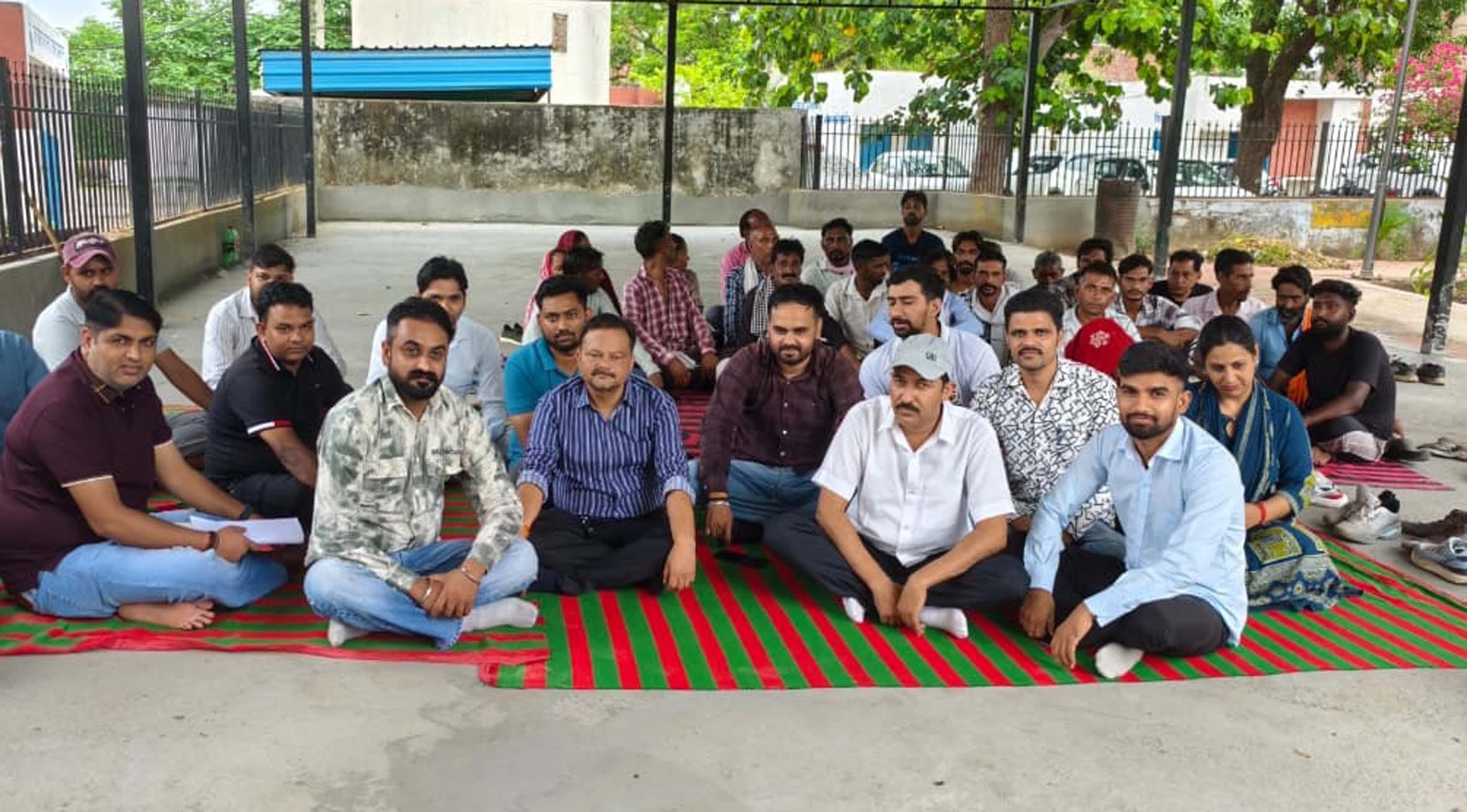 कार्रवाई न होने से धरने पर बैठे नगर पालिका कर्मचारी। प्रवक्ता