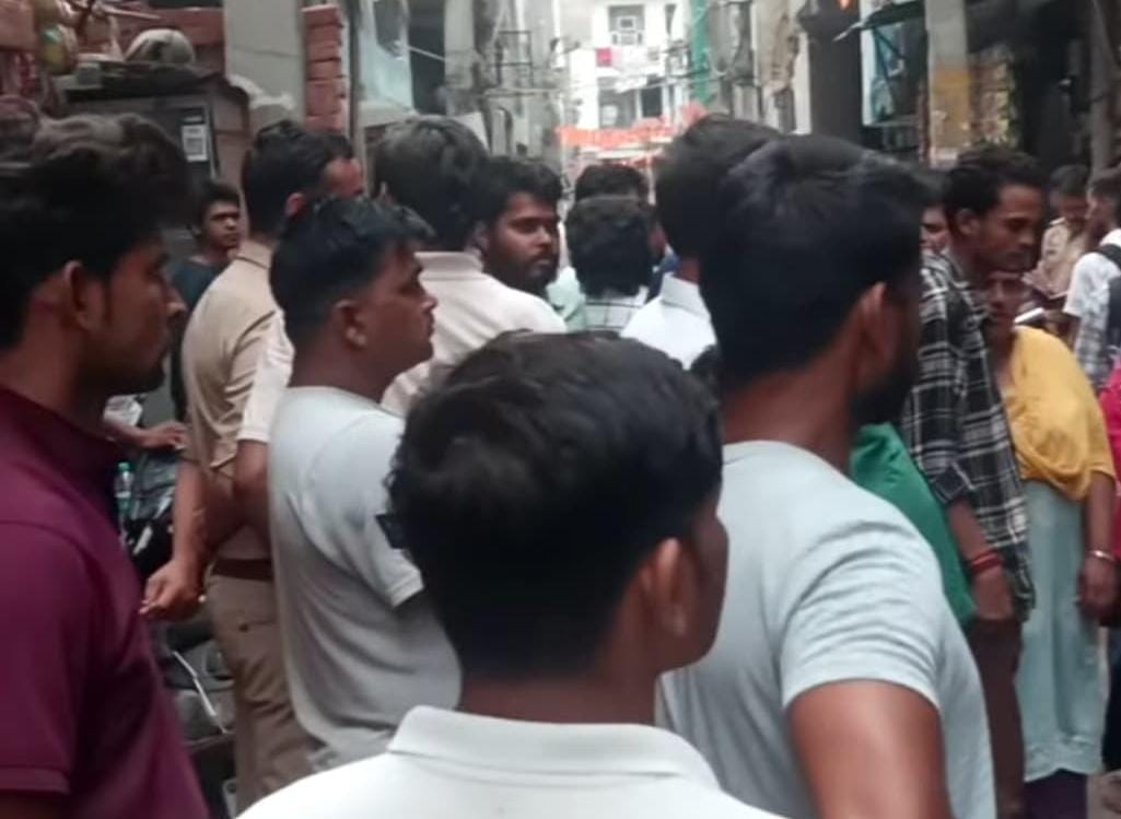 खोड़ा के दीपक विहार स्थित अवासीय मकान के बाहर मौजूद लोगों की भीड़। अमर उजाला खोड़ा के दीपक विहार स्थित अवासीय मकान के बाहर मौजूद लोगों की भीड़। अमर उजाला