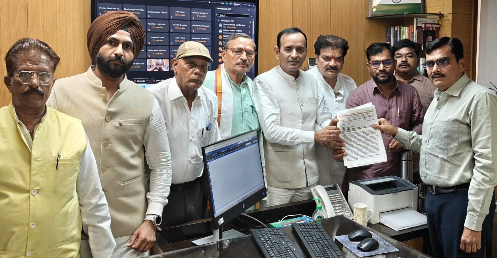 मंडी निदेशक को ज्ञापन देते व्यापारी। मंडी निदेशक को ज्ञापन देते व्यापारी।