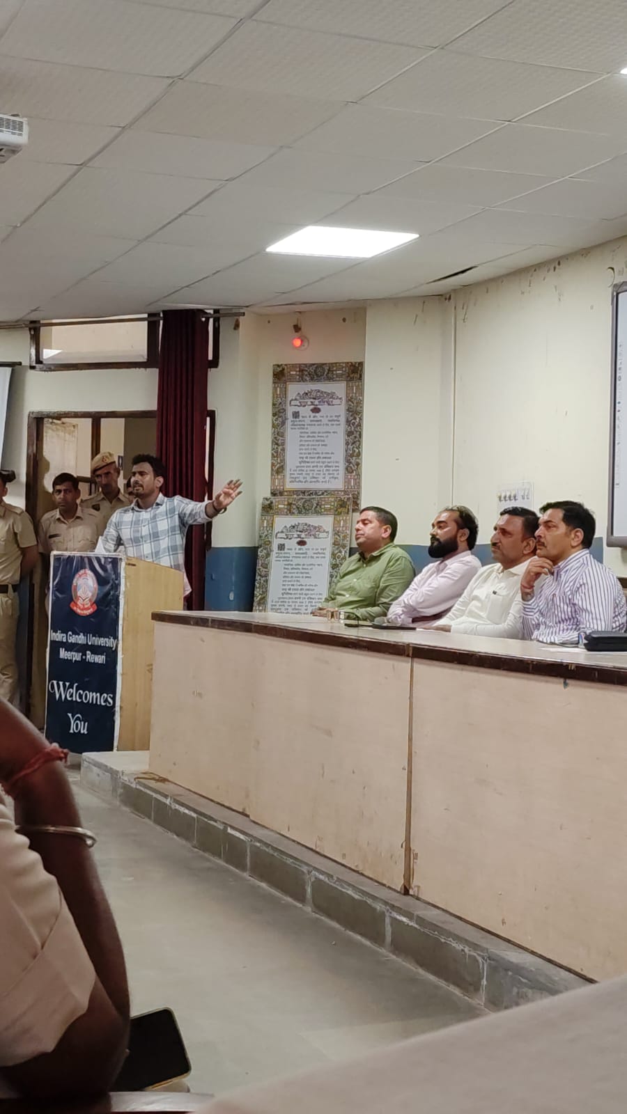 मांगों को लेकर विश्वविद्यालय में एकत्रित हुए विद्यार्थी। स्रोत : छात्र मांगों को लेकर विश्वविद्यालय में एकत्रित हुए विद्यार्थी। स्रोत : छात्र
