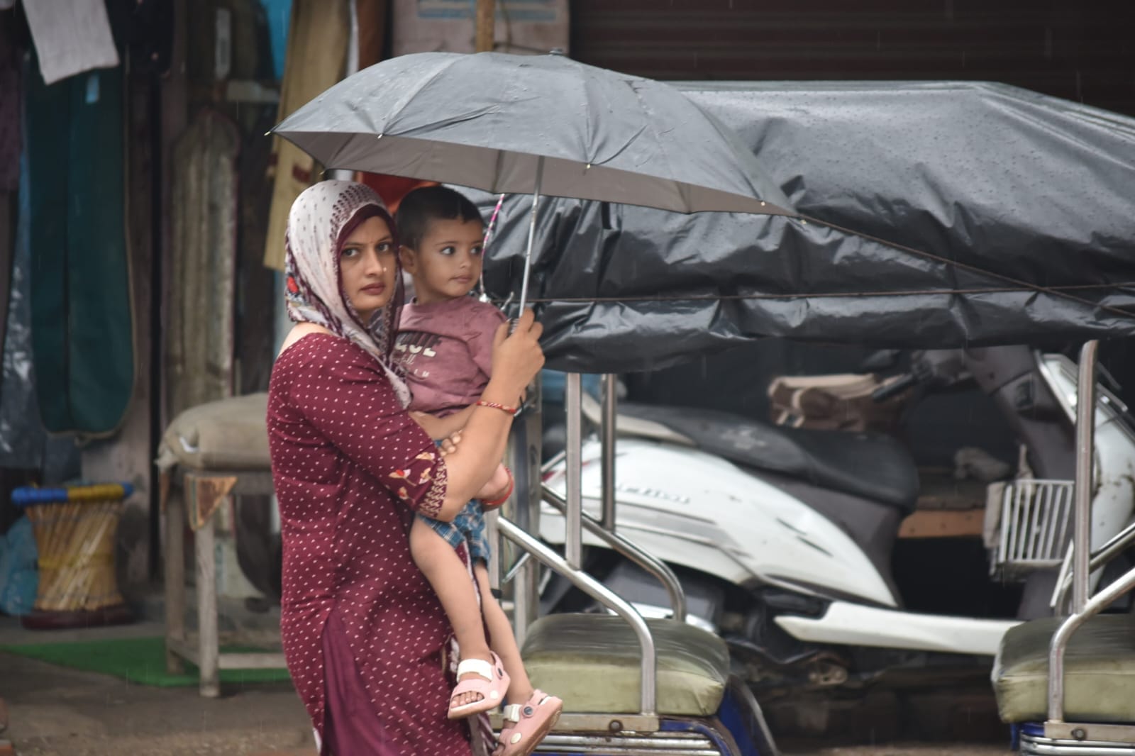 मुजफ्फरनगर में बारिश से बचाव को छाता लगाकर जाते हुए। संवाद मुजफ्फरनगर में बारिश से बचाव को छाता लगाकर जाते हुए। संवाद