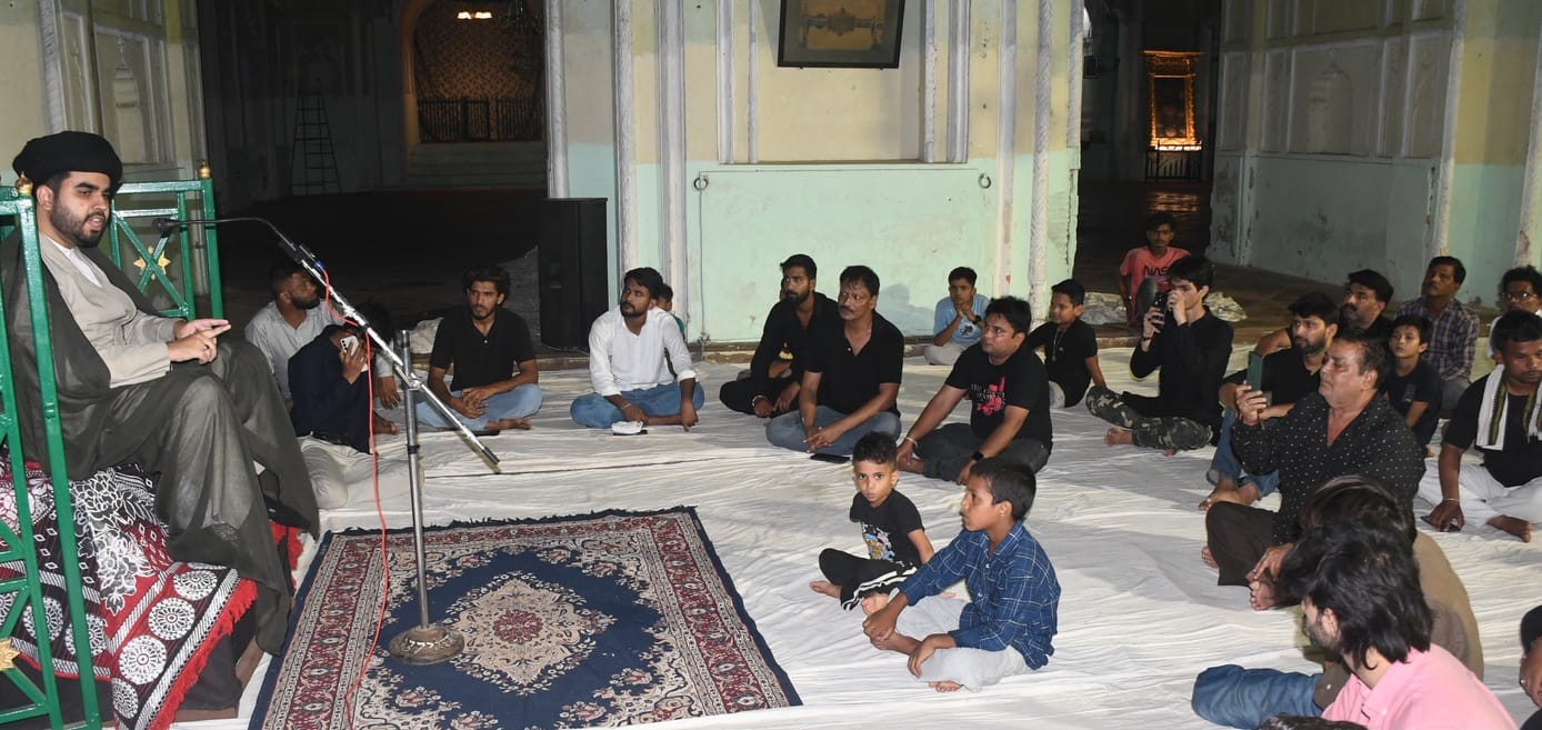 मजलिस को खिताब करते मौलाना कल्बे अहमद नकवी। मजलिस को खिताब करते मौलाना कल्बे अहमद नकवी।