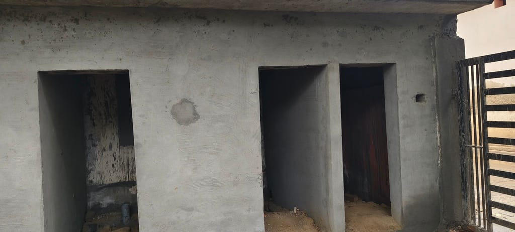 नगर पालिका प्रांगण के पास अधूरा पड़ा शौचालय