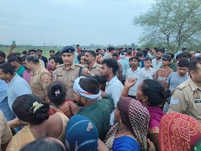 प्रदर्शन करते ग्रामीण व बिलखते परिजन।