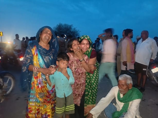 प्रदर्शन करते ग्रामीण व बिलखते परिजन।