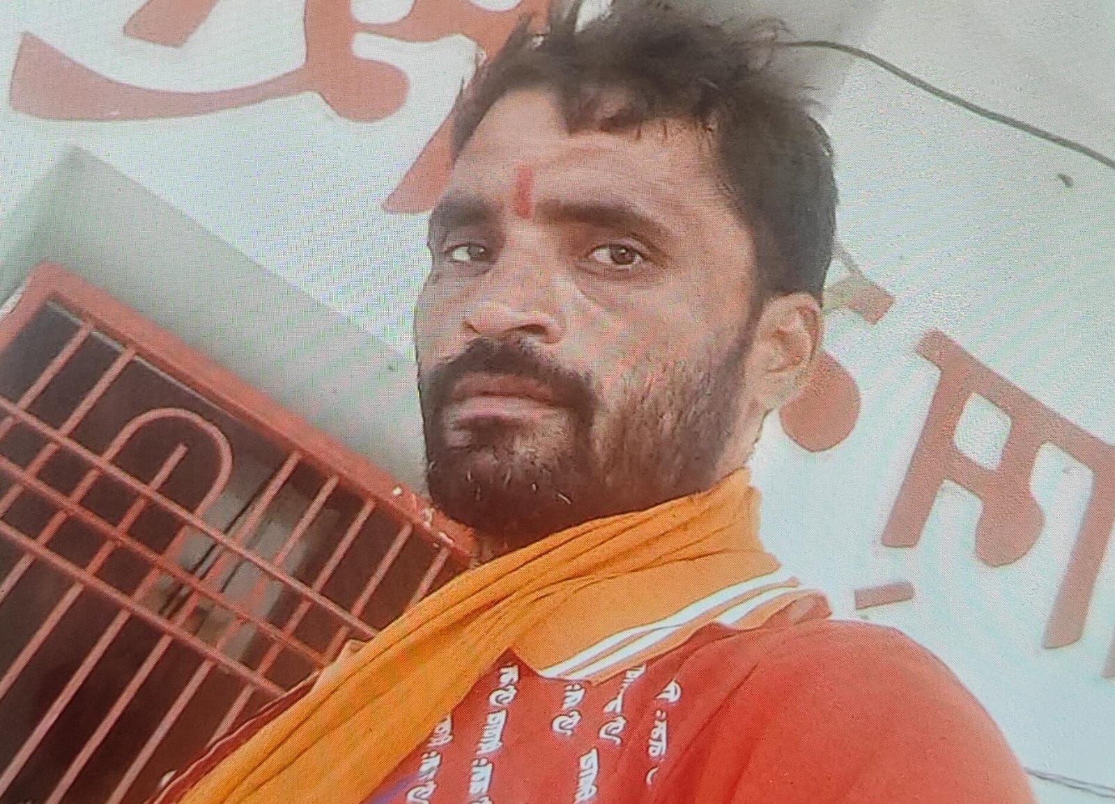 पति रामपति यादव की मौत के बाद सआदतपुर गांव में रोती-बिलखती रनीता देवी को संभालती महिलाएं। संवाद
