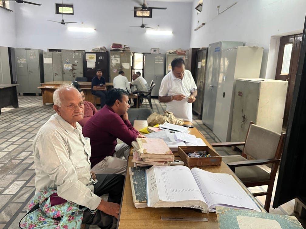 पटवार भवन में जमीन संबंधी कामों को लेकर पहुंचे आम लोग व मीटिंग में भाग लेने के लिए गए पटवारी की