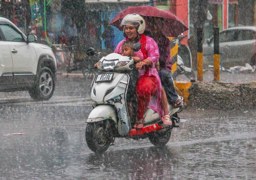 राजनगर एक्सटेंशन चौराहे पर फ्लाईओवर के नीचे हुए जलभराव से गुजरते वाहन। संवाद राजनगर एक्सटेंशन चौराहे पर फ्लाईओवर के नीचे हुए जलभराव से गुजरते वाहन। संवाद
