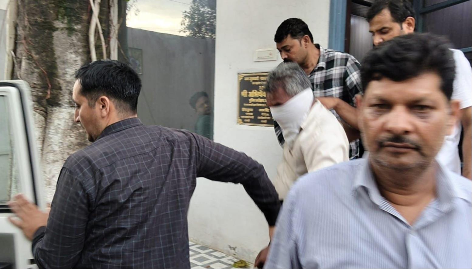 राजस्व निरीक्षक धर्मवीर सिंह।
