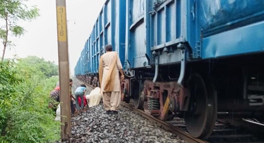 रेलवे ट्रैक में दौड़ा लगाती महिला।