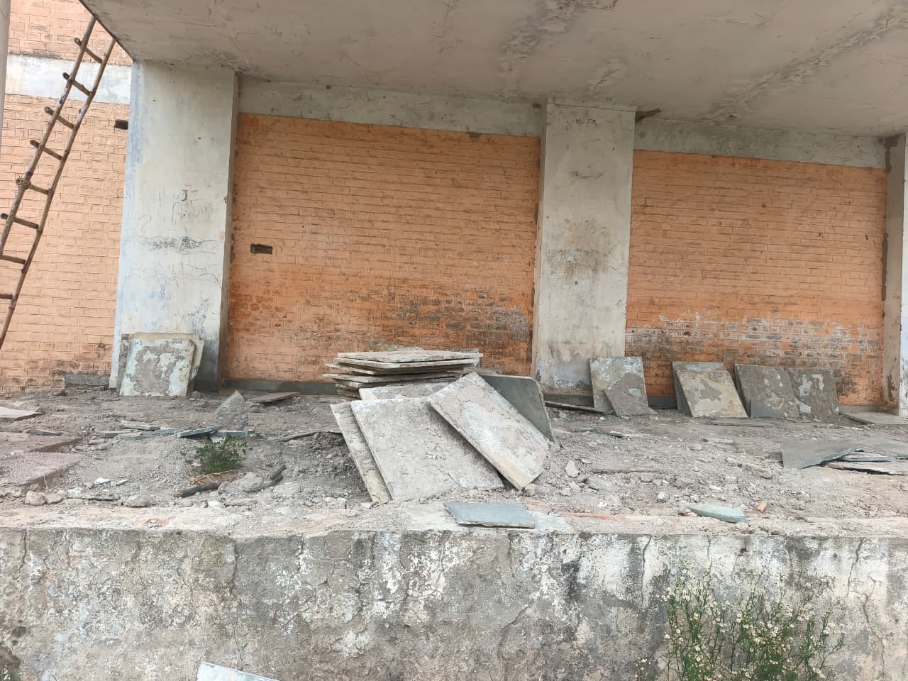 साहा के स्टेडियम में टूटे गेट। संवाद