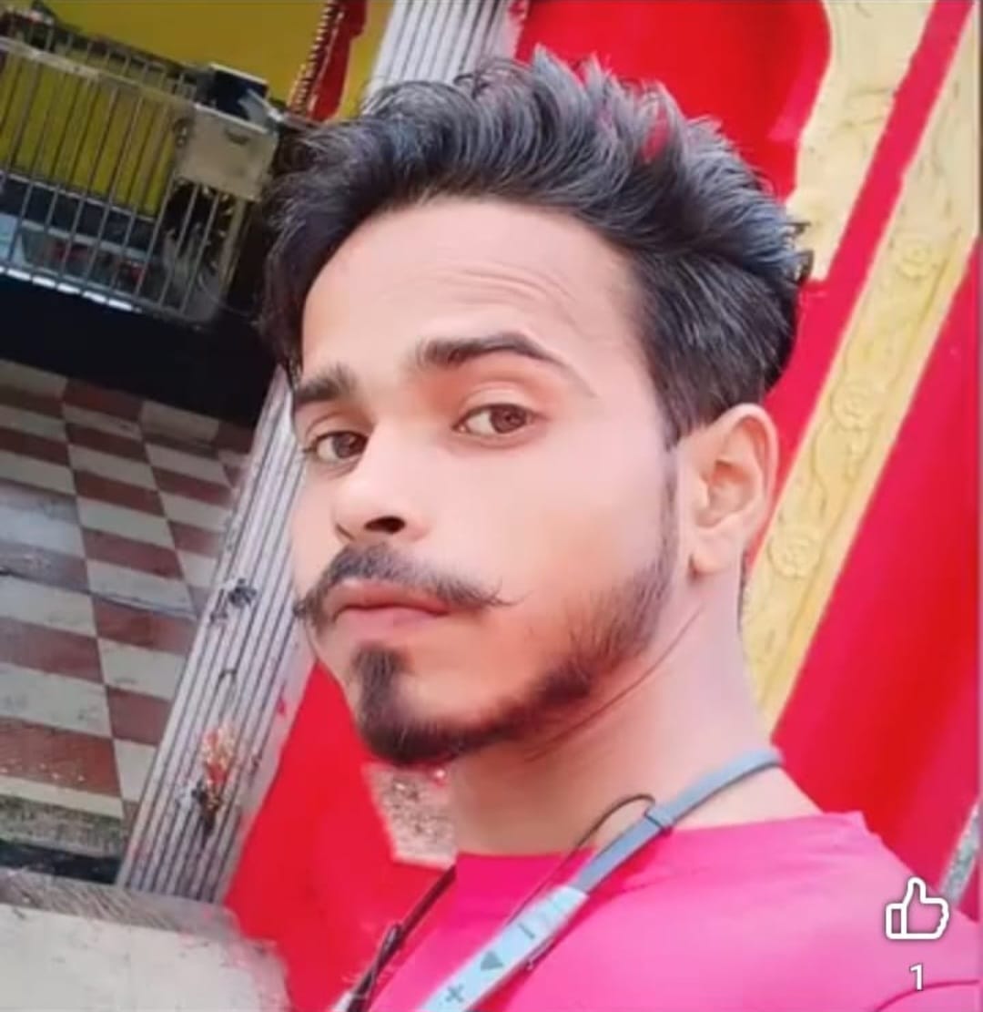 सड़क दुर्घटना की सूचना पर सामुदायिक स्वास्थ्य केंद्र पहुंचे मृतकों के परिजन और ग्रामीण।संबाद