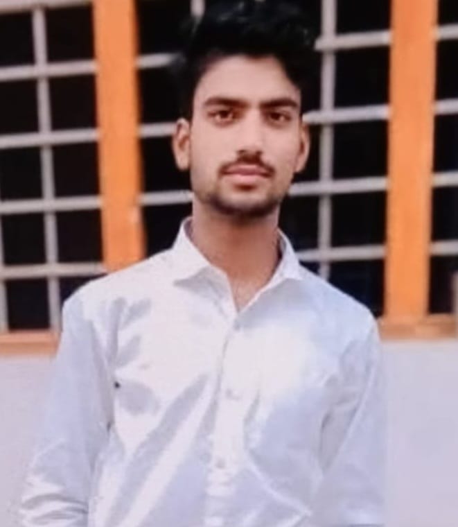 सड़क दुर्घटना की सूचना पर सामुदायिक स्वास्थ्य केंद्र पहुंचे मृतकों के परिजन और ग्रामीण।संबाद
