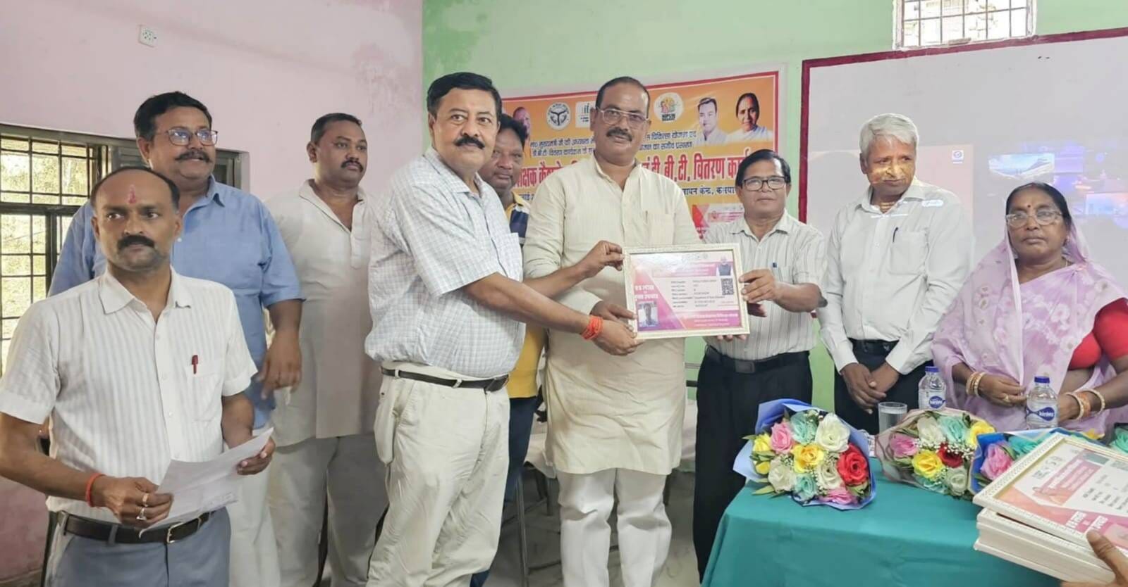 सेवरही ब्लांक में शिक्षकों को कैसलेस चिकित्सा कार्ड वितरित करतीं तमकुही एसडीएम व अन्य।स्रोत-सो सेवरही ब्लांक में शिक्षकों को कैसलेस चिकित्सा कार्ड वितरित करतीं तमकुही एसडीएम व अन्य।स्रोत-सो