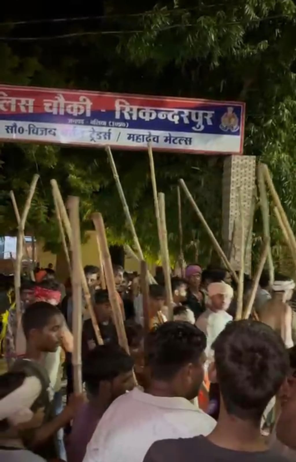 शहर कोतवाली क्षेत्र के जलालपुर गांव निवासी समीर पटेल के शव घर पहुंचने पर उमड़ी लोगों की भीड़ तथ शहर कोतवाली क्षेत्र के जलालपुर गांव निवासी समीर पटेल के शव घर पहुंचने पर उमड़ी लोगों की भीड़ तथ