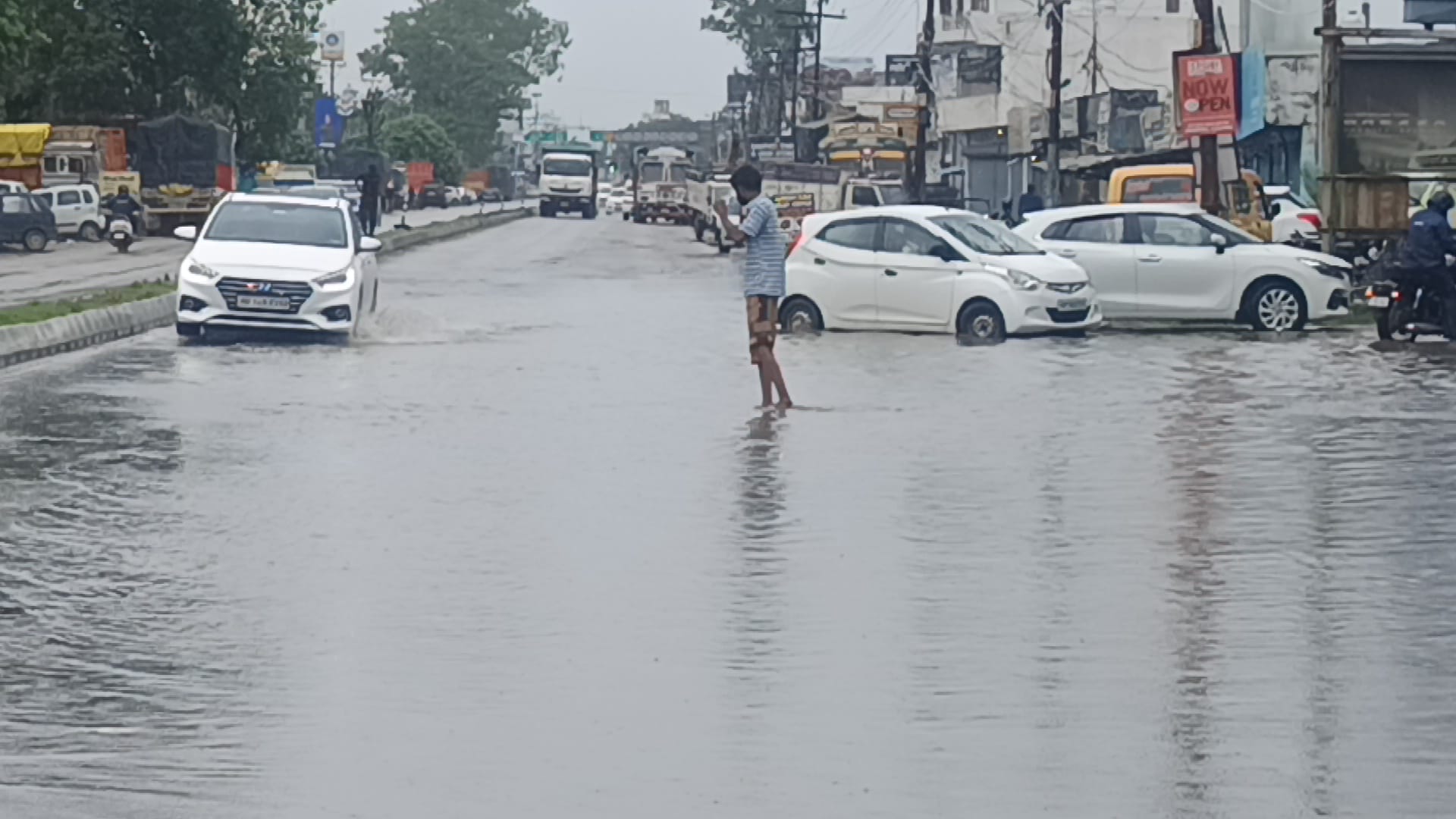 देहरादून पांवटा साहिब एनएच- 07 पर बद्रीपुर से भूपपुर के बीच जलभराव से दुकानों में घुसे पानी-गंद देहरादून पांवटा साहिब एनएच- 07 पर बद्रीपुर से भूपपुर के बीच जलभराव से दुकानों में घुसे पानी-गंद